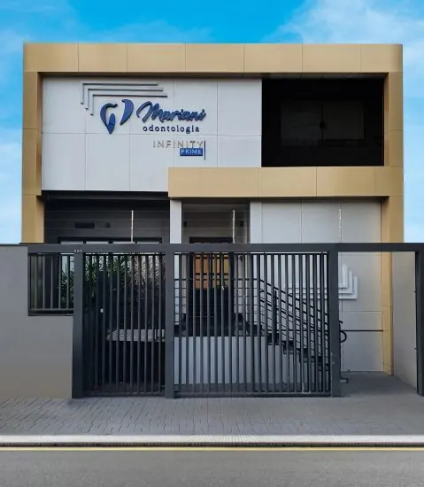 Fachada da Mariani Odontologia na Rua Regente Feijó, com o letreiro da clínica no alto do prédio