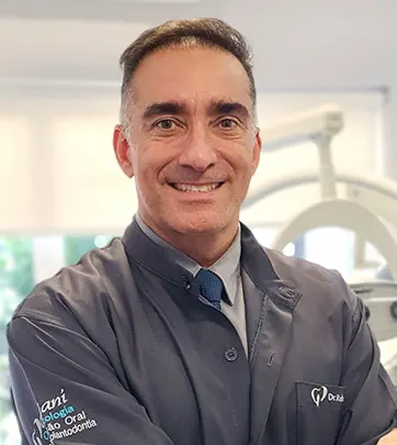 Dr. Rafael Mariani, de jaleco da Mariani Odontologia, dentro de uma sala de atendimento da clínica